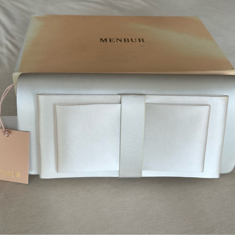 Menbur Ivory Bridal Bow Clutch Purse. New with Tags.